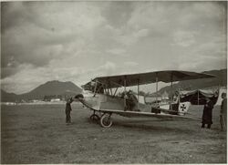 Einlaufen des Motors einer Flugmanschine. Standort, Flugplatz Villach. Aufgen.4.September 1915. (BildID 15461714).jpg