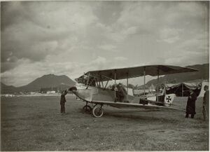 Einlaufen des Motors einer Flugmanschine. Standort, Flugplatz Villach. Aufgen.4.September 1915. (BildID 15461714).jpg