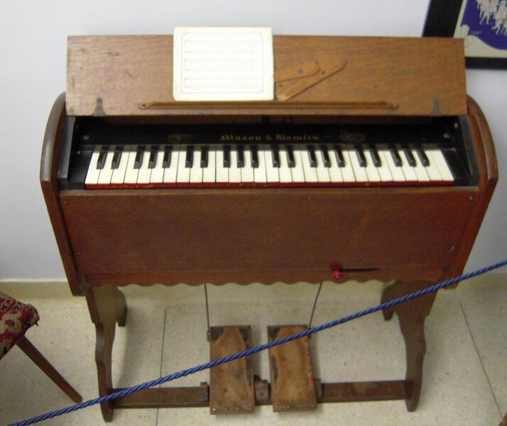 File:Sunday School Organ in Barratt's Chapel Museum, Frederica, Delaware.jpg