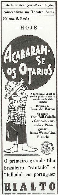 Movie poster featuring an illustration of a goateed man wearing a straw hat, plaid shirt, short polka-dotted tie, short pants, and boots. The accompanying text is in Portuguese.