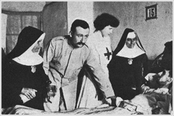 Fidel Pagés visiting an injured person in Melilla in the 1909 campaign.gif
