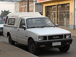 Isuzu KB 1988 (15042360410).jpg