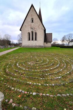 Labyrint vid, Fröjels kyrka, Gotland.jpg