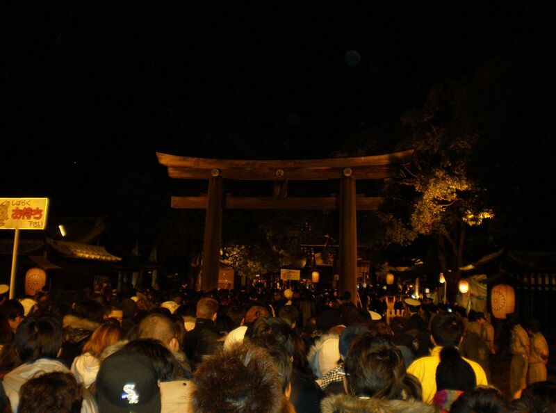 File:Meiji Shrine Sando and Torii New Year Worship.jpg