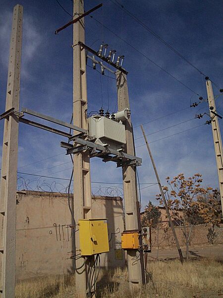 File:Several power pole made of concrete, in Iran 2017 -- چند تیر برق بتنی در ایران.jpg