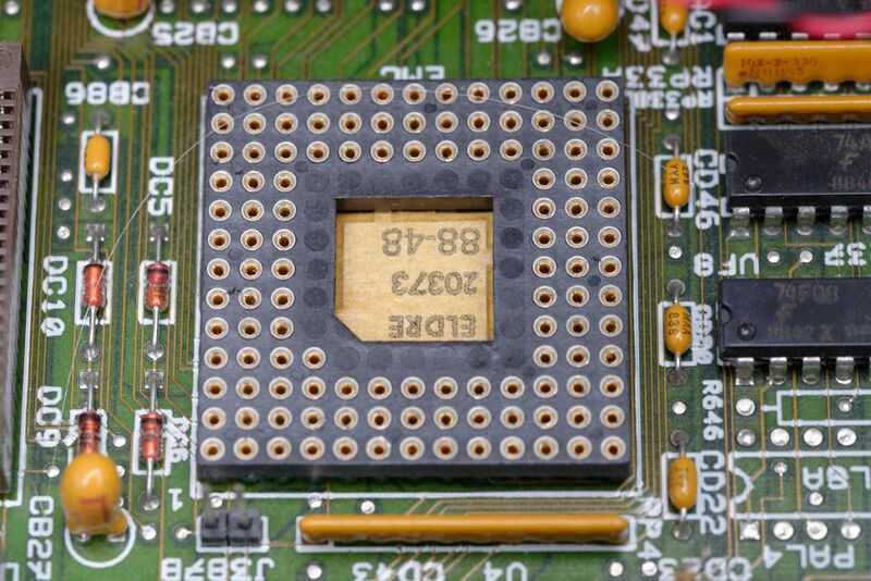 File:Socket for Intel 80387.jpg