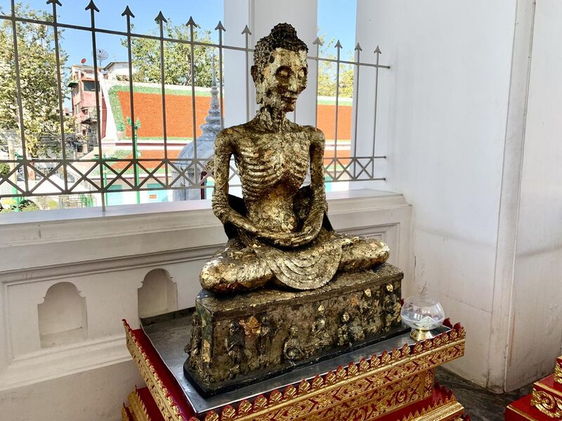 File:Wat Suthat วัดสุทัศน์ - emaciated fasting Buddha.jpg