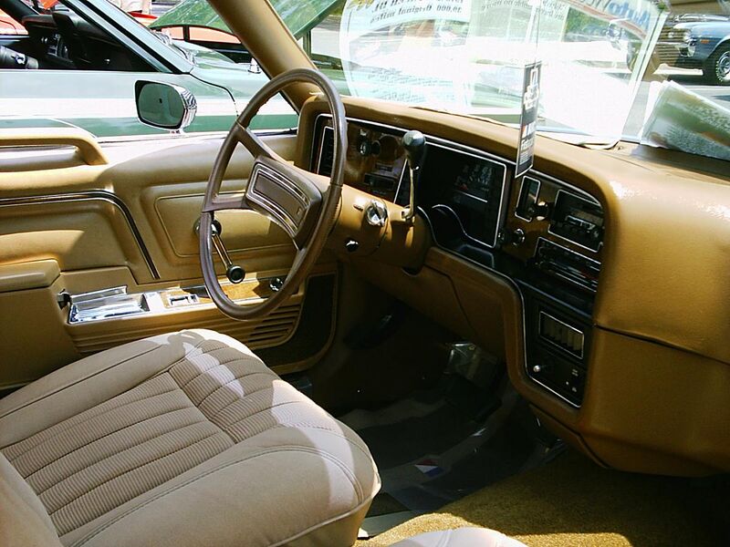 File:1979 AMC Pacer DL coupe in two-tone brown int-view.jpg