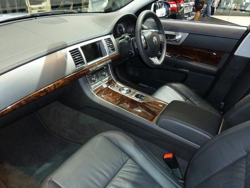 File:2010 Jaguar XF (X250) sedan (2010-10-16).jpg