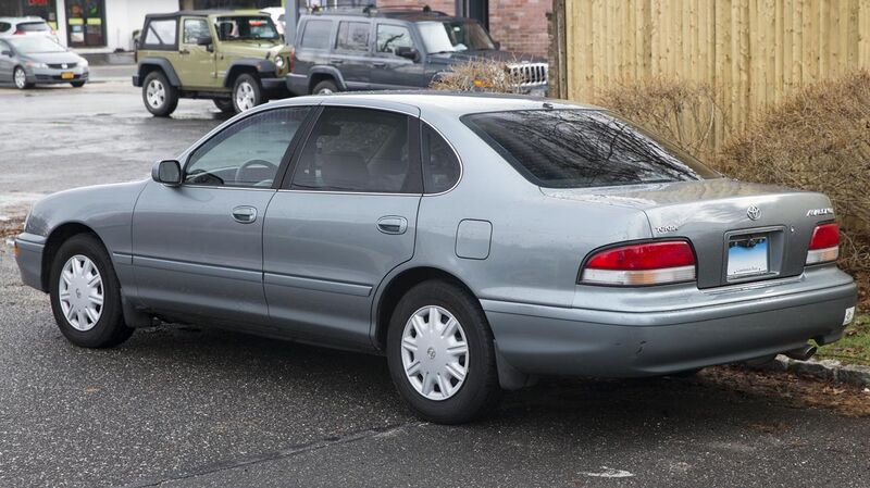 File:1996 Toyota Avalon XL in Silver Spruce Metallic, rear left.jpg