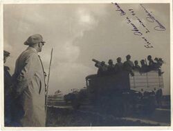 Atatürk askerî tatbikatta askerleri izliyor.jpg