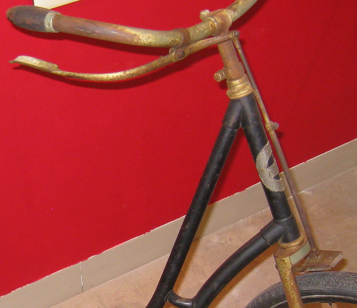 File:Bicycle spoon brake on 1898 Columbia Model 51 Ladies Chainless.png