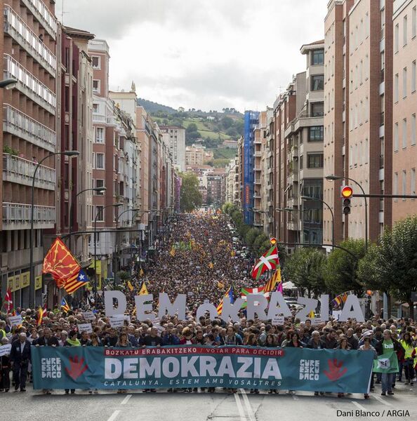 File:Gure Esku Dago manifestazioa "Demokrazia" - Bilbo 2017-09-16 - 13.jpg
