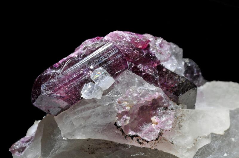 File:Liddicoatite, quartz, feldspath 300-4-0983.JPG