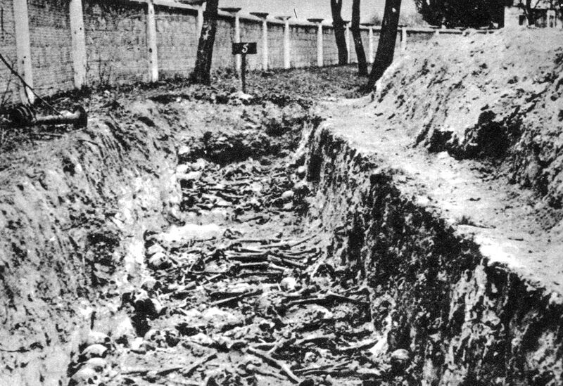 File:Soviet soldiers mass grave, German war prisoners concentration camp in Deblin, German-occupied Poland.jpg