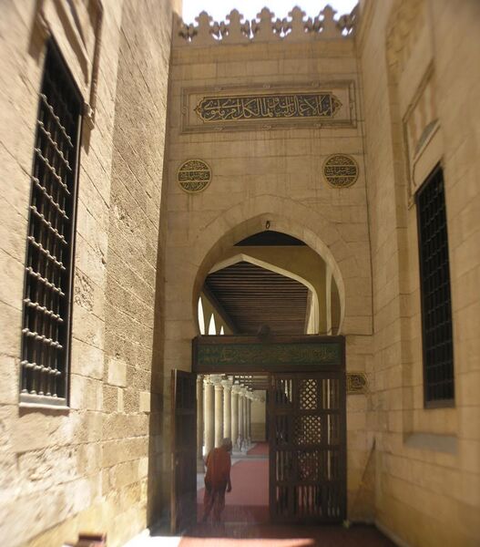 File:Cairo - Islamic district - Al Azhar Mosque and University - interior gate near women only area.jpg