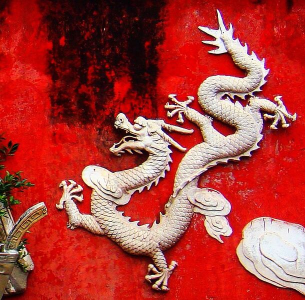 File:Dragon on a wall in Haikou - 01.jpg