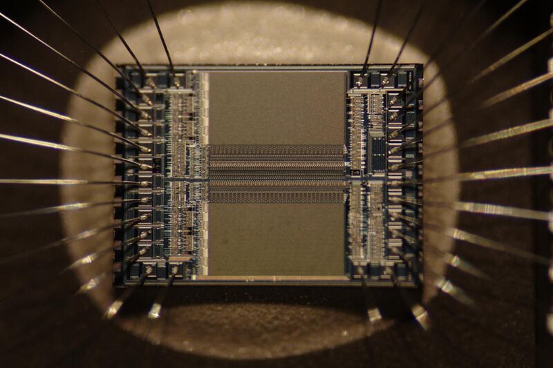 File:EPROM Microchip SuperMacro.jpg