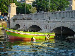 Ponte Umbertino con barchetta.jpg