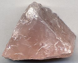 Rose quartz (32132819430).jpg