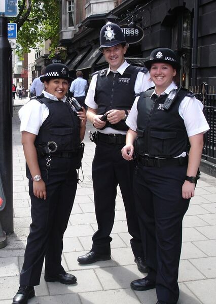 File:Very friendly MPS officers in London.jpg
