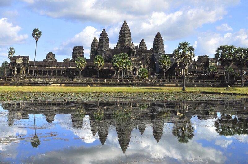 File:Angkor Wat reflejado en un estanque 02.jpg
