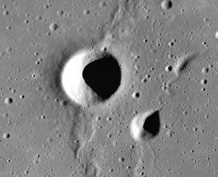 File:Aratus D crater hrp215.jpg