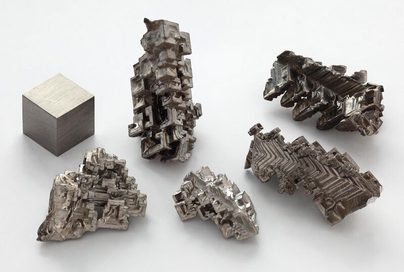 File:Bismuth crystals and 1cm3 cube.jpg