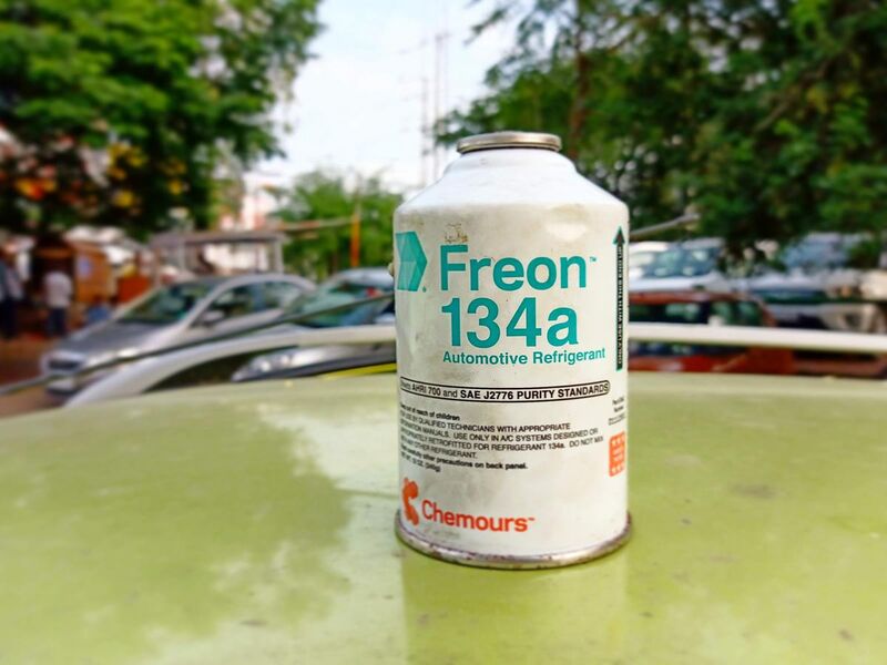 File:Freon 134a refrigerant for car AC 001.jpg
