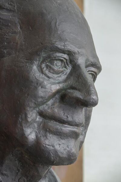 File:Karl Popper (1902-1994), Nr. 104 bust (bronze) in the Arkadenhof of the University of Vienna-2485.jpg