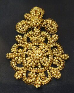 Rose brooch, 17th century AD, gold filigree and baroque pearls - Museo Nacional de Artes Decorativas - Madrid, Spain - DSC08021.JPG