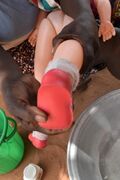 Technique traditionnelle à l'africaine de bain de bébé au Bénin (massage des orteils du bébé).jpg