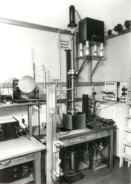 File:First Scanning Electron Microscope with high resolution from Manfred von Ardenne 1937.jpg