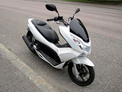 Honda PCX125 2011 Front.JPG