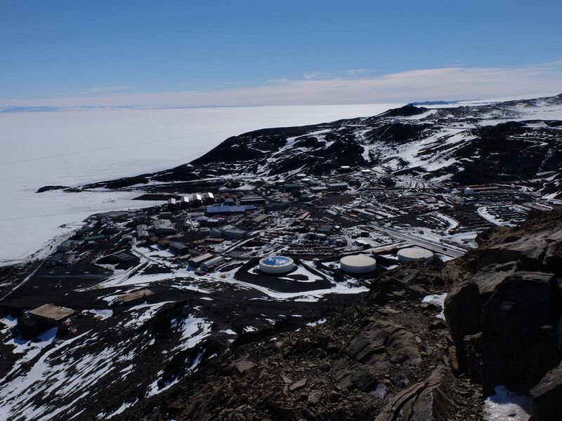 File:McMurdo-Station aus der Vogelperspektive (16481391425).jpg