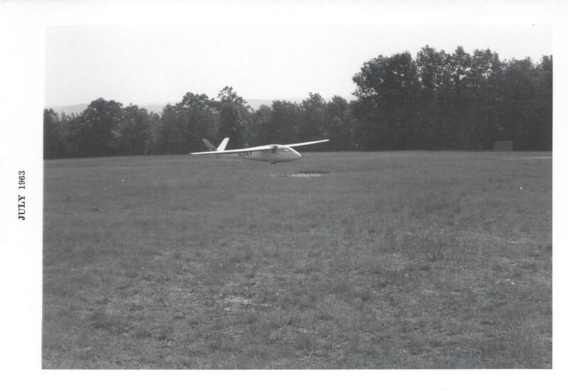 File:Moffat lands HP-8 sailplane.jpg