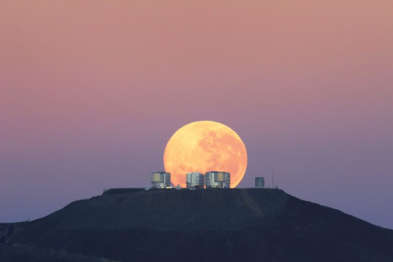 File:Moonset over ESO's Very Large Telescope.jpg