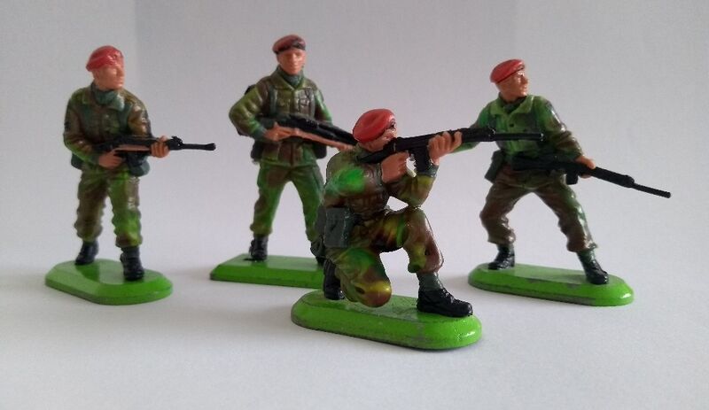 File:Super Deetail Paratroopers Holy Grail Set (Note soldier holding rifle has wrong base, but the figure if correct).jpg