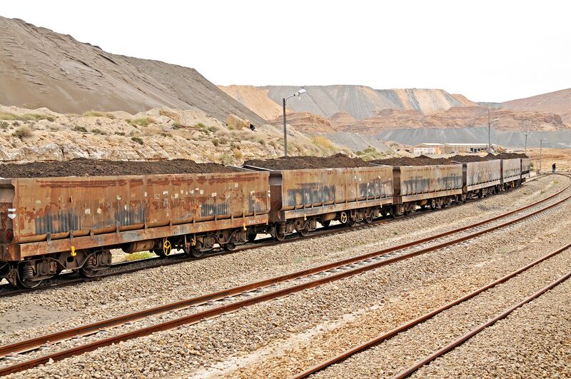 File:Train loaded with phosphate rock, Metlaoui Tunisia-4298B.jpg