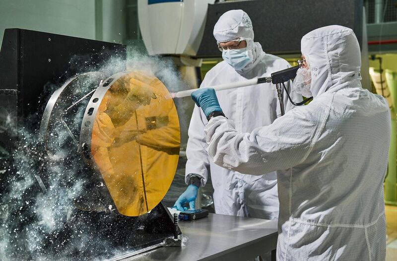 File:Engineers Clean JWST Secondary Reflector with Carbon Dioxide Snow.jpg
