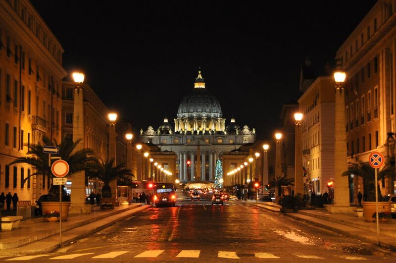 File:Petersdom bei Nacht Via della Conciliazione in Rome.jpg