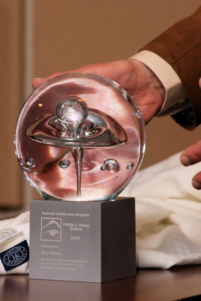 File:Ray Hyman accepts the 2010 NCAS Philip Klass Award.jpg