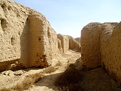 Ruins near the ziggurat of Kish at Tell al-Uhaymir, Mesopotamia, Babel Governorate, Iraq.jpg