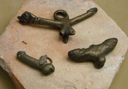 Amulettes phalliques gallo-romaines Musée Saint-Remi 120208.jpg