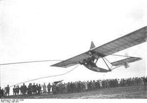 Bundesarchiv Bild 102-11640, Gatower Berge, Studenten beim Segelfliegen.jpg