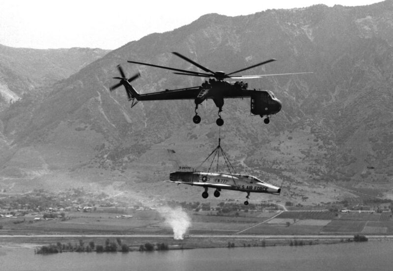 File:CH-54 lifting F-100A to Hill AFB 1979.JPEG