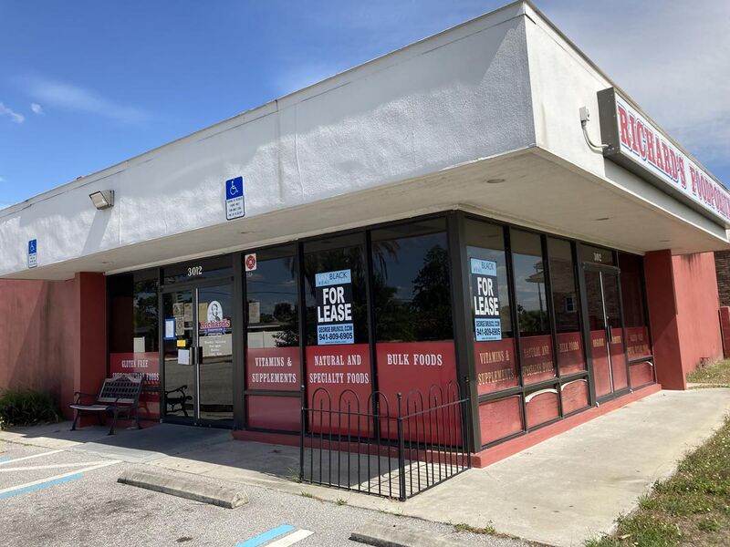 File:Closed Grocery Store in Port Charlotte.jpg