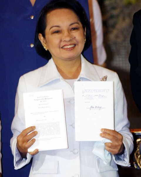 File:President Gloria Macapagal-Arroyo shows a copy of Republic Act No. 9711.jpg