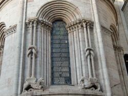 Trento Duomo Abside Finestra.JPG