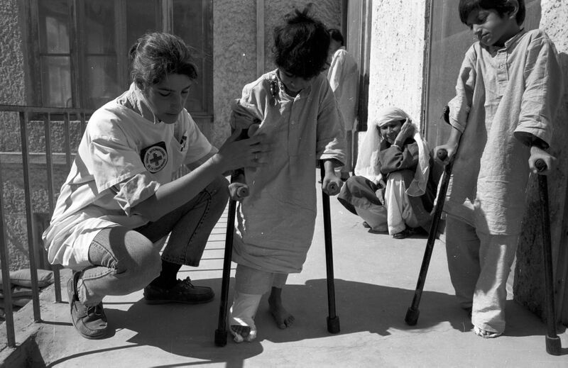 File:Працівники МКЧХ допомагають дітям, що постраждали через мінну небезпеку в Афганістані.jpg